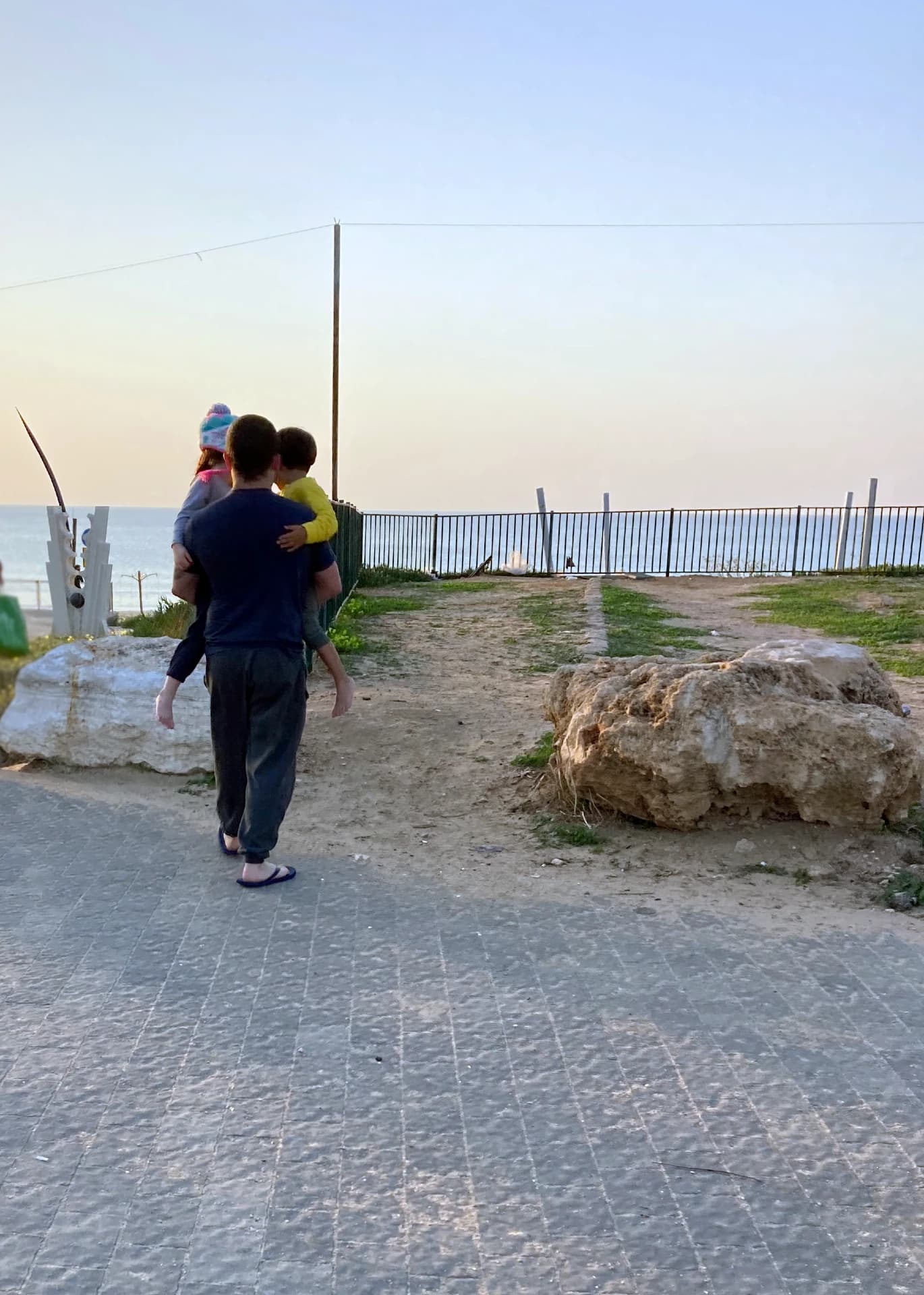 הורה מודע נושא שני ילדים לחוף הים